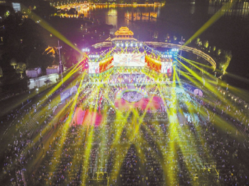 “回望建市路 奮進新征程·花湖機場之夜”大型歌舞音樂會舉行
